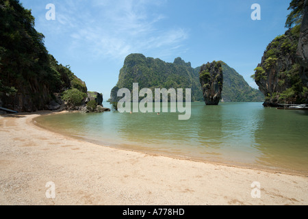 Strand und dem Felsvorsprung von Ko Tapu auf James Bond Island, Ao Phang Nga National Park, Phang Nga, Thailand Stockfoto