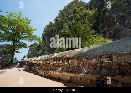 Stände mit Souvenirs auf James Bond Island, Ao Phang Nga National Park, Phang Nga, Thailand Stockfoto