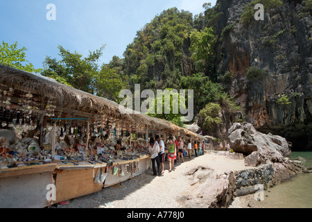 Stände mit Souvenirs auf James Bond Island, Ao Phang Nga National Park, Phang Nga, Thailand Stockfoto