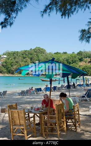 Paar sitzt in einer Strandbar, Kamala Beach, Phuket, Thailand Stockfoto