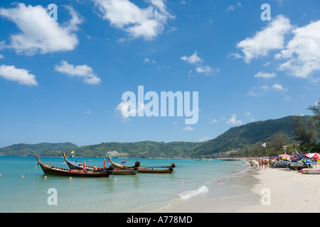 Ausflugsboote am Patong Beach, Phuket, Thailand Stockfoto