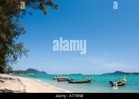 Ausflugsschiffe vor Anker vor Rawai Beach, Phuket, Thailand Stockfoto