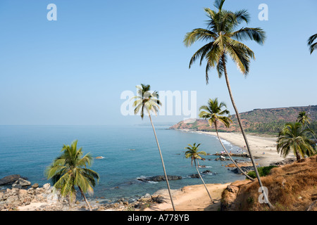 Vagator Beach mit Chapora Fort hinter Nord-Goa, Goa, Indien Stockfoto