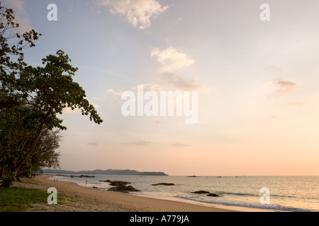 Sonnenuntergang am Khao Lak Strand in der Nähe von Khao Lak Merlin Hotel, Khao Lak, Provinz Phang Nga, Thailand Stockfoto