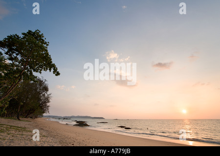 Sonnenuntergang am Khao Lak Strand in der Nähe von Khao Lak Merlin Hotel, Khao Lak, Provinz Phang Nga, Thailand Stockfoto