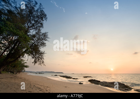 Sonnenuntergang am Khao Lak Strand in der Nähe von Khao Lak Merlin Hotel, Khao Lak, Provinz Phang Nga, Thailand Stockfoto