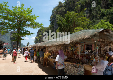 Stände mit Souvenirs auf James Bond Island, Ao Phang Nga National Park, Phang Nga, Thailand Stockfoto