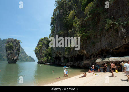 Strand und dem Felsvorsprung von Ko Tapu auf James Bond Island, Ao Phang Nga National Park, Phang Nga, Thailand Stockfoto