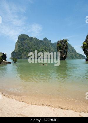 Strand und dem Felsvorsprung von Ko Tapu auf James Bond Island, Ao Phang Nga National Park, Phang Nga, Thailand Stockfoto