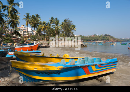 Fischerboote am Strand von Dona Paula, zentrale Goa, Goa, Indien Stockfoto
