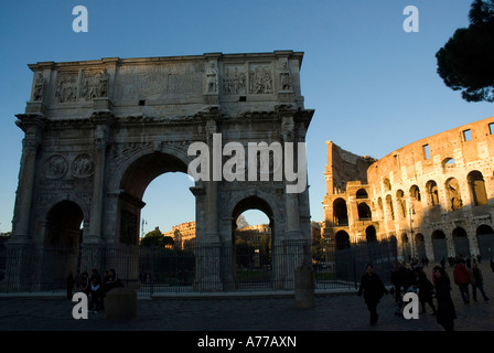 Kolosseum und Bogen von Constantine Rom Lazio Region Italien Stockfoto