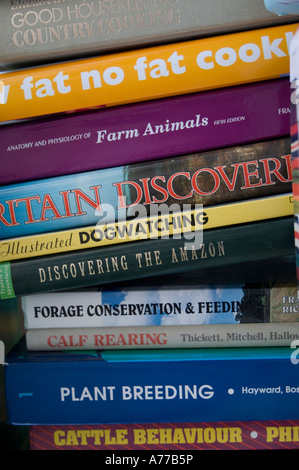 Verschiedene gebrauchte Bücher zum Verkauf auf Straßenmarkt stall UK Stockfoto