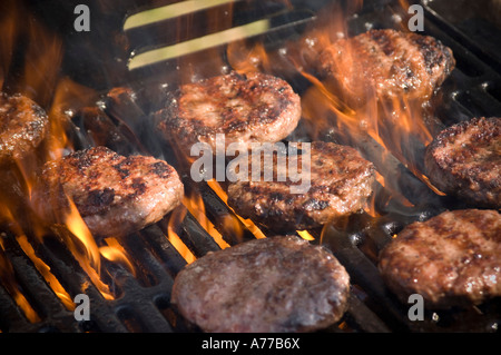 Burger mit Rindfleisch Kochen am Grill Bar-b-Q Sommer Nachmittag Flamme gegrillt, UK Stockfoto