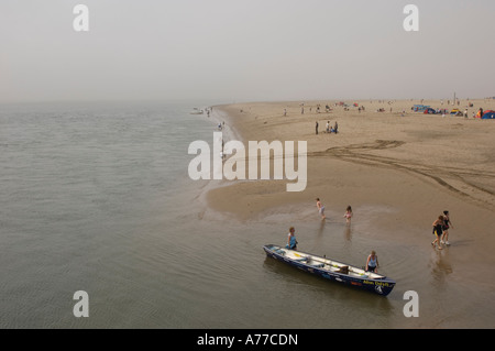 Die Strandpromenade Aberdyfi Gwynedd Snowdonia an einem nebligen Sommernachmittag - trübe Wetter Wales UK Stockfoto