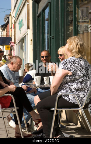 Leute sitzen in der Sonne außerhalb der Kabine Kaffeebar Aberystwyth Ceredigion Wales UK GB Großbritannien Stockfoto