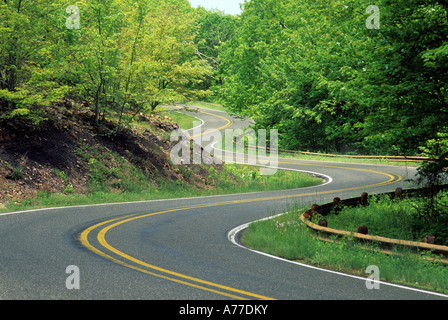 WICKLUNG TALIMENA SCENIC DRIVE DURCH OUACHITA NATIONAL FOREST SCENIC BYWAY, WESTLICHEN ARKANSAS.  ENDE DES SOMMERS. Stockfoto