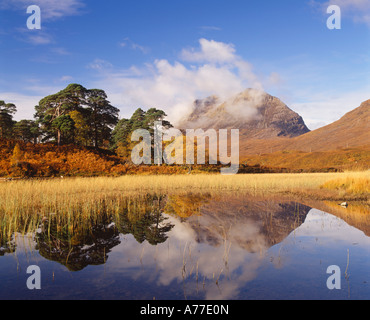 Gipfelns spiegelt sich in Loch Clair, Torridon, Ross und Cromarty, Highland, Schottland, UK Stockfoto