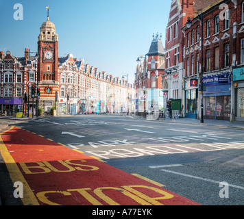 Blick auf den Uhrturm auf dem Broadway in Crouch End, Nord-London, UK Stockfoto