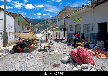 Eine typische Szene der Straßenhändler in der Stadt Huaraz, Peru. Stockfoto