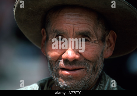 Eine ältere alte faltige unrasiert lächelnder Mann einen traditionellen Hut von Huaraz in Peru. Stockfoto