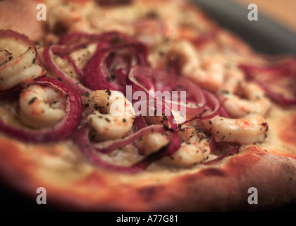 Focaccia mit Garnelen und roter Zwiebel Stockfoto