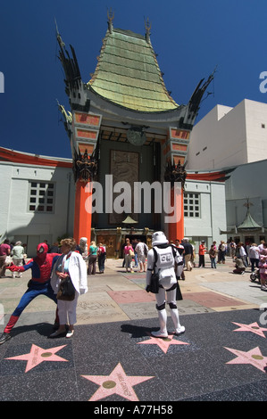 Spiderman und Star Wars Trooper posiert mit touristischen vor Graumans Chinesisches Theater Hollywood Los Angeles Kalifornien USA Stockfoto