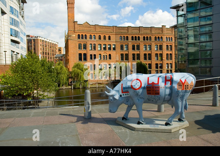 Eine Ausstellung von 2004 Cow Parade außerhalb der Bridgewater Hall, Barbirolli Square, Manchester, England, UK Stockfoto