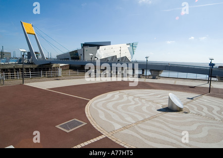 Das tiefe Aquarium und der Millennium Fußgängerbrücke in der Stadt Hull, Yorkshire, England, UK Stockfoto