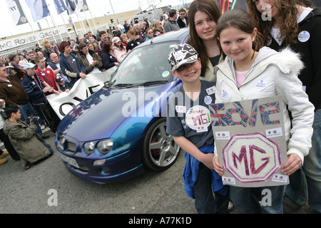 MG Rover Unterstützer und Mitarbeiter Etappe ein Protest und Kundgebung vor dem Haupttor Q, Longbridge auf Sonntag, 17. April 2005 Stockfoto
