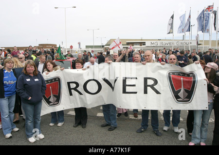 MG Rover Unterstützer und Mitarbeiter Etappe ein Protest und Kundgebung vor dem Haupttor Q, Longbridge auf Sonntag, 17. April 2005 Stockfoto