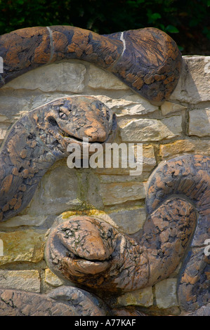 Miteinander verflochten Schlange Figuren auf einer Wand in der Nähe der Opfer des Kommunismus Memorial, Straßenbahnhaltestelle Újezd, Prag, Tschechische Republik Stockfoto