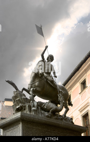 Hradschin Burg Statue von St. George slaying der Drache Prag Tschechische Republik Stockfoto