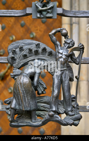 Kleine Bronze-Skulpturen von Leben auf dem Bauernhof auf dem Tor außerhalb der St.-Veits-Kathedrale Prag Tschechische Republik Stockfoto