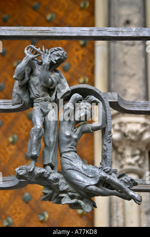 Kleine Bronze-Skulpturen von Leben auf dem Bauernhof auf dem Tor außerhalb der St.-Veits-Kathedrale Prag Tschechische Republik Stockfoto