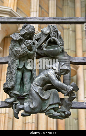 Kleine Bronze-Skulpturen von Leben auf dem Bauernhof auf dem Tor außerhalb der St.-Veits-Kathedrale Prag Tschechische Republik Stockfoto