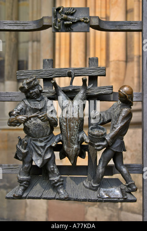 Kleine Bronze-Skulpturen von Leben auf dem Bauernhof auf dem Tor außerhalb der St.-Veits-Kathedrale Prag Tschechische Republik Stockfoto