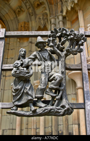 Kleine Bronze-Skulpturen von Leben auf dem Bauernhof auf dem Tor außerhalb der St.-Veits-Kathedrale Prag Tschechische Republik Stockfoto