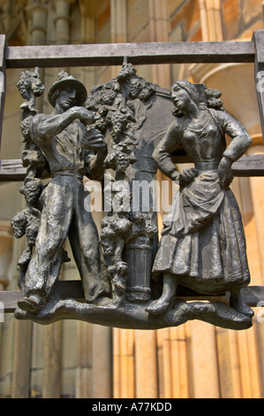 Kleine Bronze-Skulpturen von Leben auf dem Bauernhof auf dem Tor außerhalb der St.-Veits-Kathedrale Prag Tschechische Republik Stockfoto