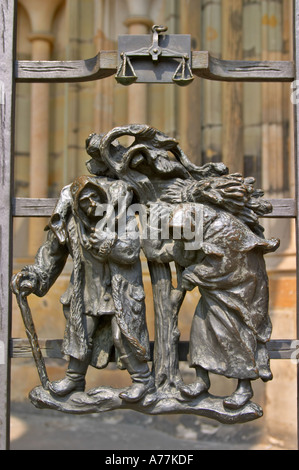 Kleine Bronze-Skulpturen von Leben auf dem Bauernhof auf dem Tor außerhalb der St.-Veits-Kathedrale Prag Tschechische Republik Stockfoto