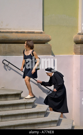 Eine Nonne und ein junges Mädchen aufsteigender Kirche Treppen Prag Tschechische Republik Stockfoto