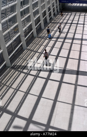 Ein Gehweg in Chek Lap Kok Flughafen Hongkong China Stockfoto