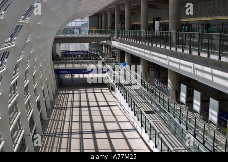 Ein Gehweg in Chek Lap Kok Flughafen Hongkong China Stockfoto