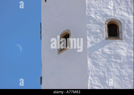 Der Mond und der Turm von der Puhavaimu-Heiligen-Geist-Kirche, Tallinn, Estland Stockfoto