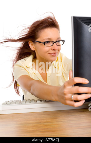 Glückliche Frau s sitzen am Schreibtisch gibt es Computer darauf Wind weht vom LCD-Bildschirm isoliert auf weiß im Studio s Stockfoto