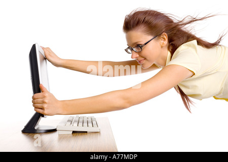 Frau s fliegen in den starken Wind es s weht aus s Computerbildschirm isoliert auf weiß im studio Stockfoto