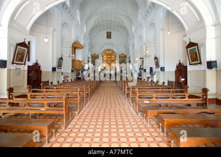 Das Innere einer katholischen Kirche in Margao, Indien. Stockfoto