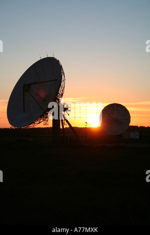 Eine Gruppe von Gerichte bilden die Landsysteme mobile, Luft- und Seeverkehr an Goonhilly Satellite Earth Station, Cornwall Stockfoto