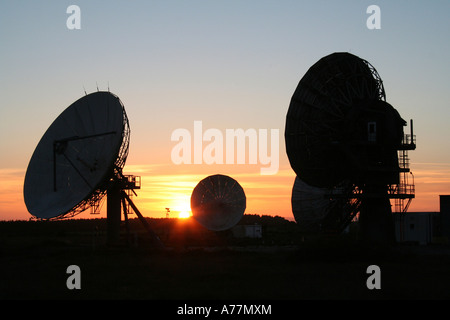 Eine Gruppe von Gerichte bilden die Landsysteme mobile, Luft- und Seeverkehr an Goonhilly Satellite Earth Station, Cornwall Stockfoto