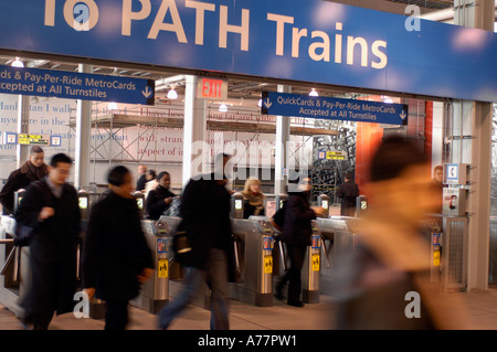 Nachdem ein Zug eilig Pendler aus der Pfad World Trade Center Station auf dem Weg zur Arbeit zieht Stockfoto