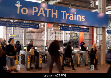 Nachdem ein Zug eilig Pendler aus der Pfad World Trade Center Station auf dem Weg zur Arbeit zieht Stockfoto